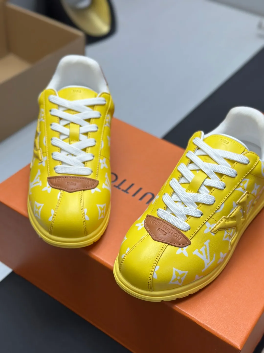 👟👟Ex-factory price 680👟👟 Full set of packaging with airplane box💰Top version LV-Louis Vuitton-classic catwalk new style 1:1 development replica of the original version! ! The upper foot is very comfortable. It is made of luxurious materials and fine workmanship. The midsole is printed with English letters "Made in Europe". The upper is made of calfskin imported from Italy. The side is decorated with the brand's LOGO and signature. The latest latex foot pads and mesh lining make the foot feel super comfortable. The original two-color TPU combination outsole is specially provided by the original factory. Bag technology Goodyear stitched edges Fabric: Exclusive customized first-layer cowhide Accessories: Exclusive private model Vuitton logo, lining: Customized silk mesh lining - first-layer silk cowhide lining Outsole: TPU combination outsole wear-resistant, non-slip and anti-yellowing Foot pads: new latex pads-mesh sweat-absorbent Counter technology: fully computerized sewing machine wire drawing Toe box back cover Hot and cold shaping Full set of pull-top lasts with medium and low logo patterns Special counter packaging - shoelaces, certificate, card, instructions, certificate of quality, dust bag, the most complete packaging on the entire network, women's 35-40 men's 38-46 (38/46 customized, non-refundable! GD9916